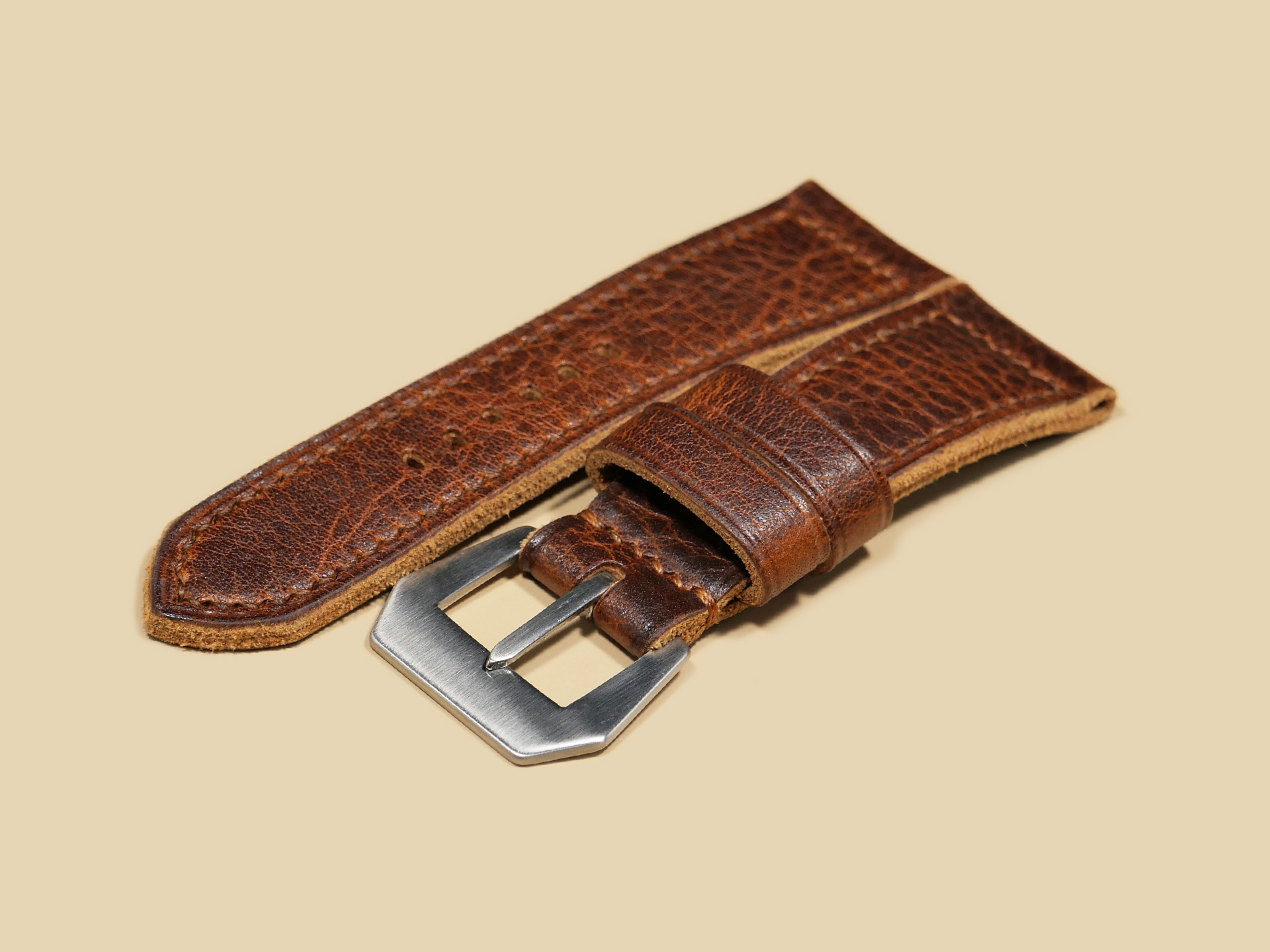 Side view of thick Panerai Radiomir strap on PAM00992