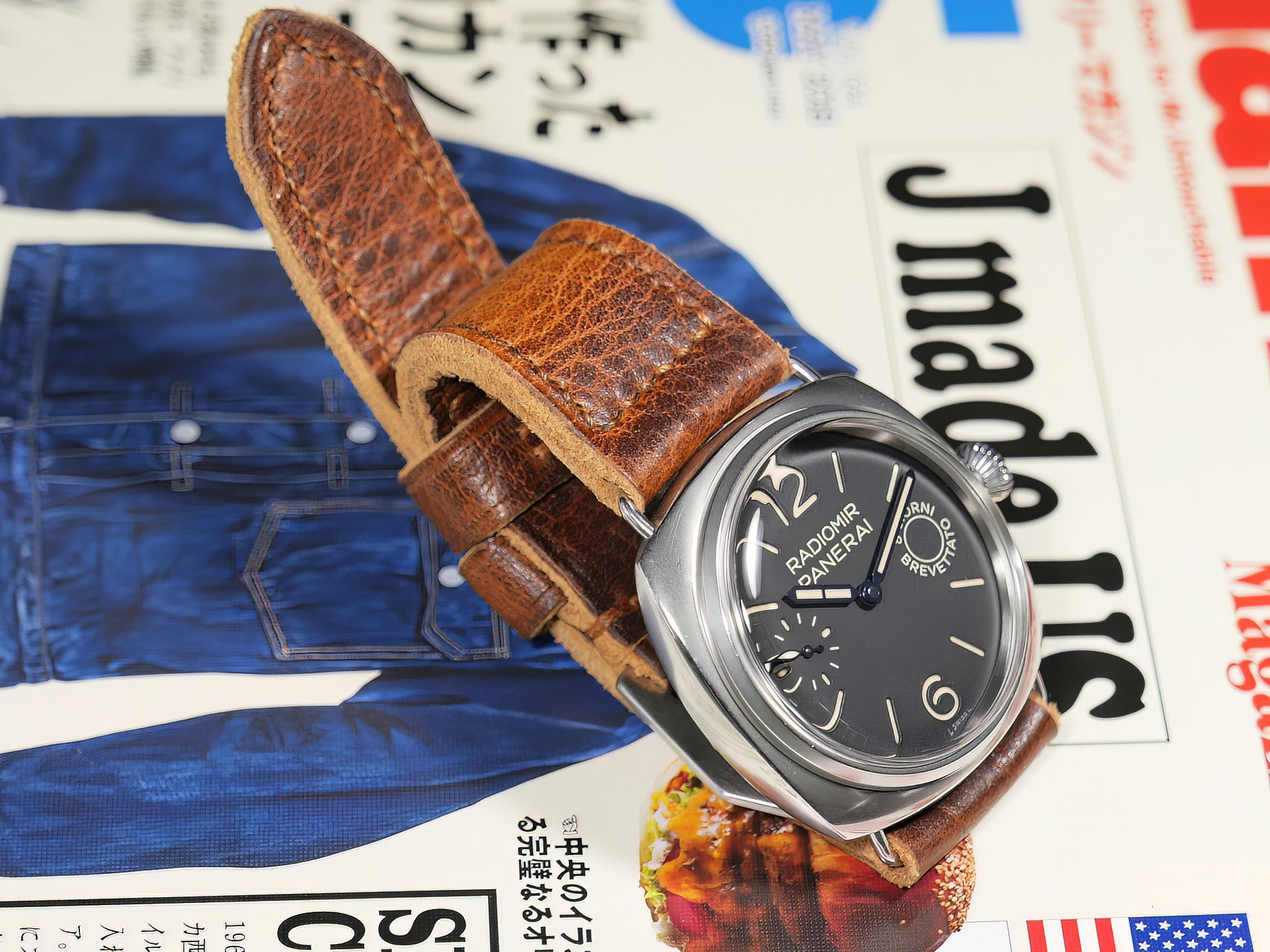 Close-up of buckle stitching on thick Panerai Radiomir strap for PAM00992