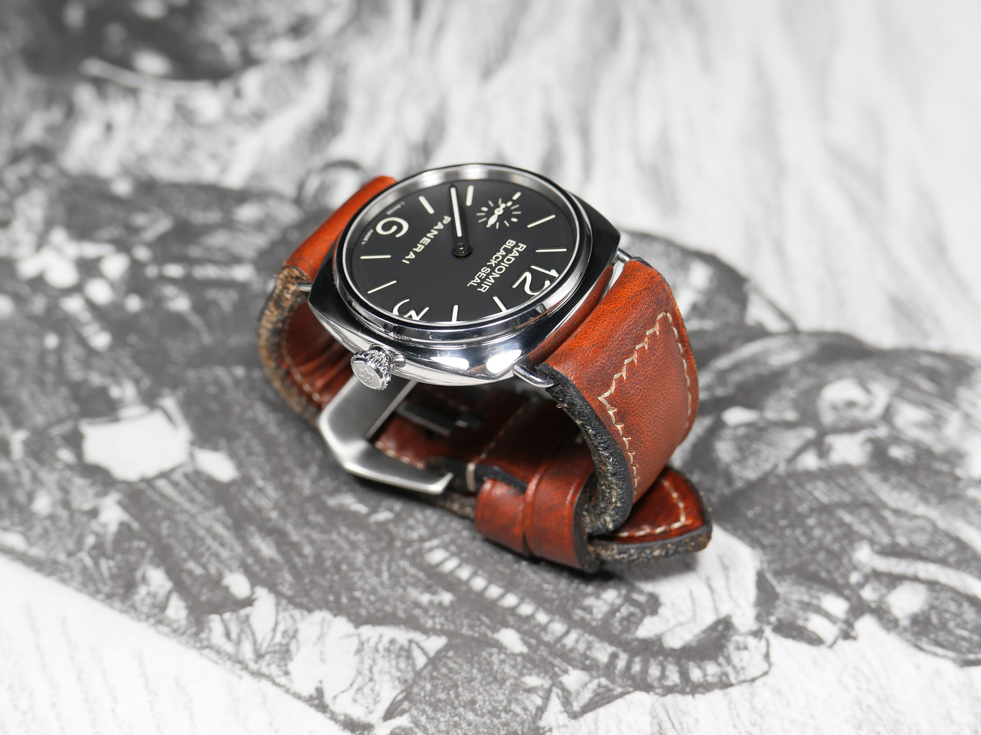 Full strap and buckle combo styled with Radiomir Black Seal