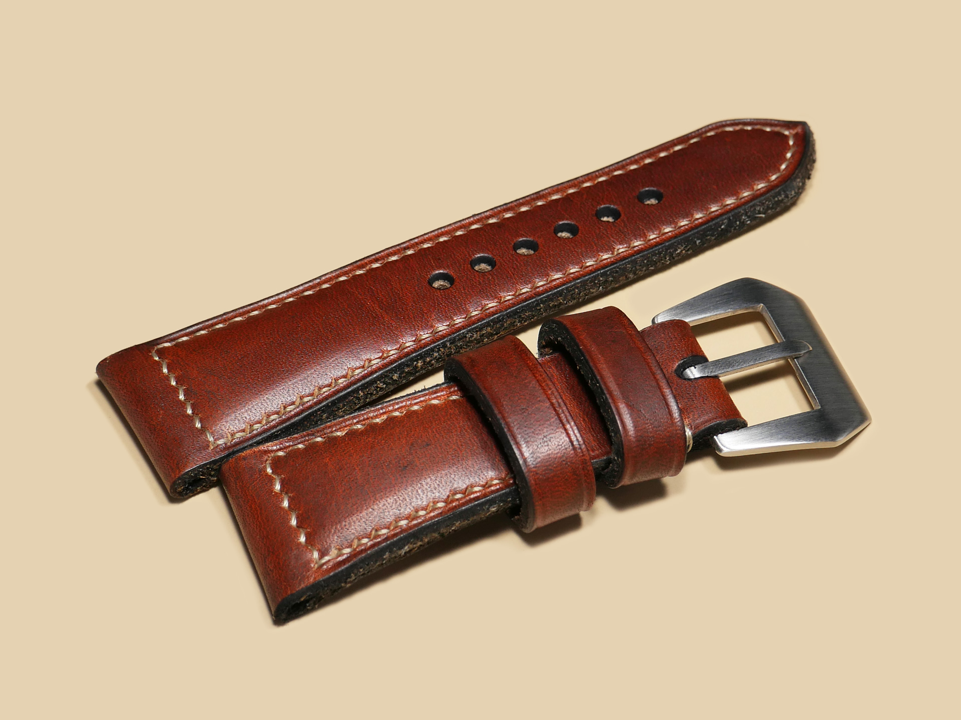 Tapered Radiomir strap narrowing from 27mm to 22mm