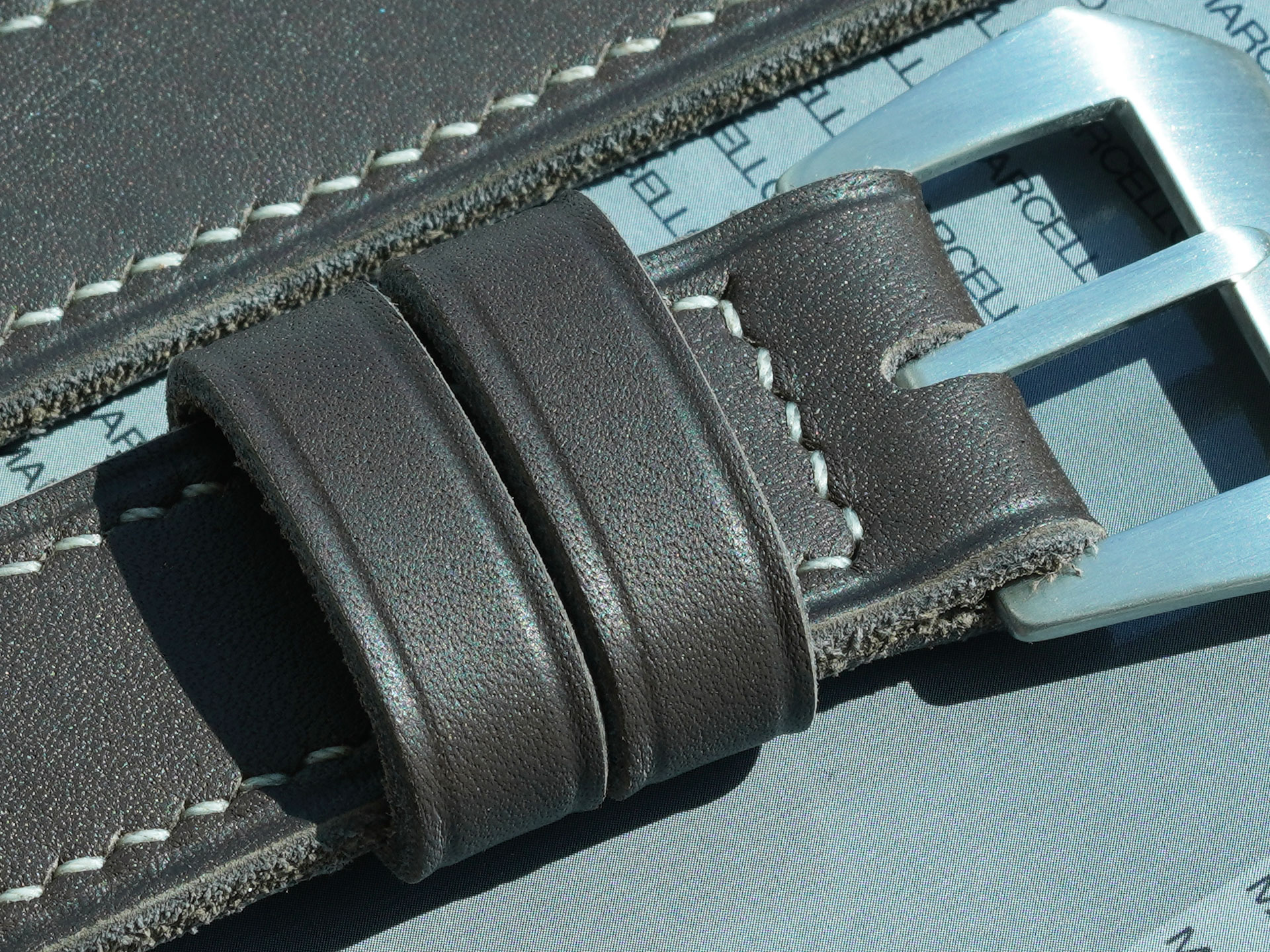 Black Pre-V Panerai Strap avec boucle pré-V cousue et bords finis