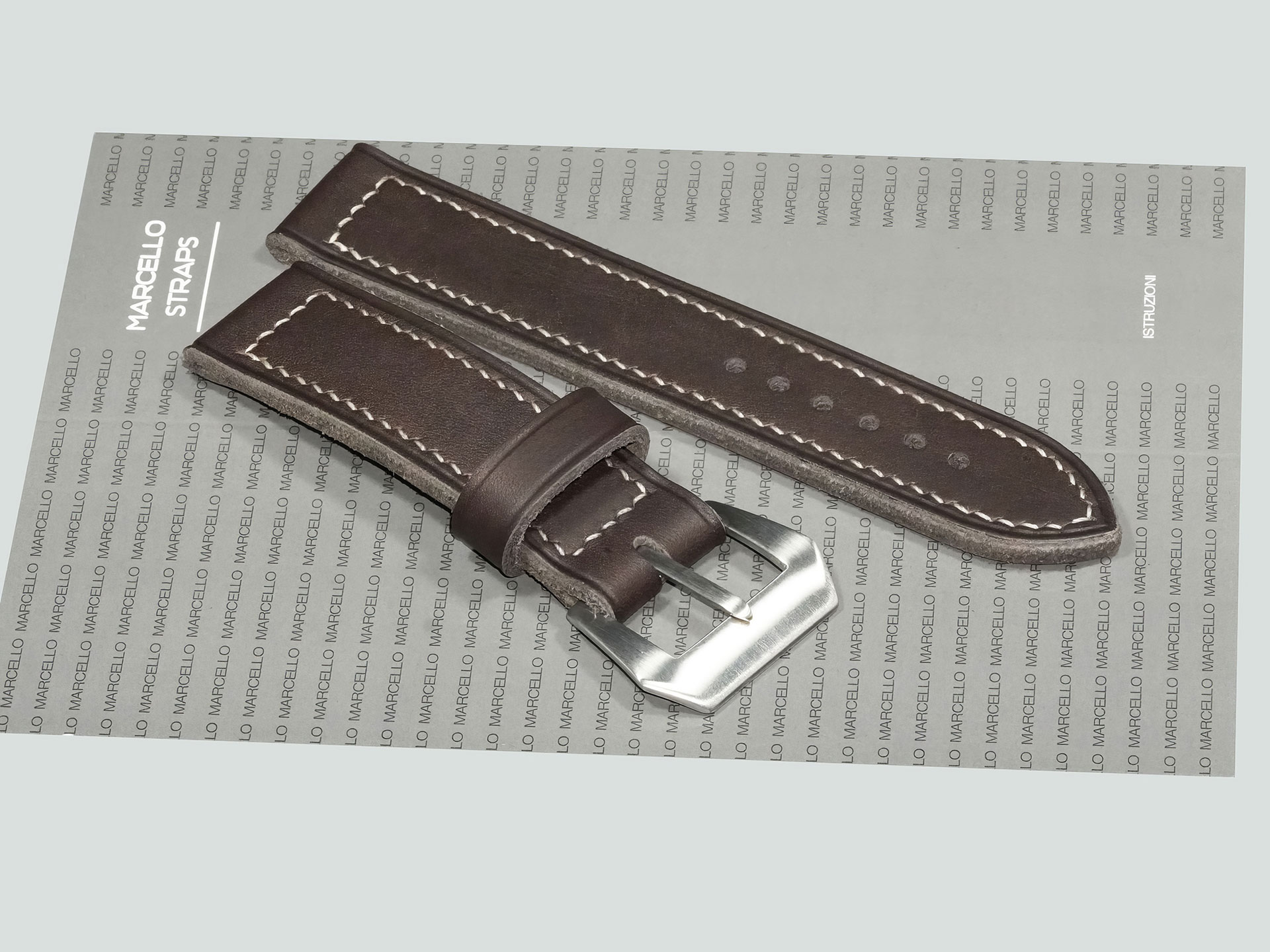 Gros plan du Black Pre-V Panerai Strap en cuir noir mat avec surpiqûre crème