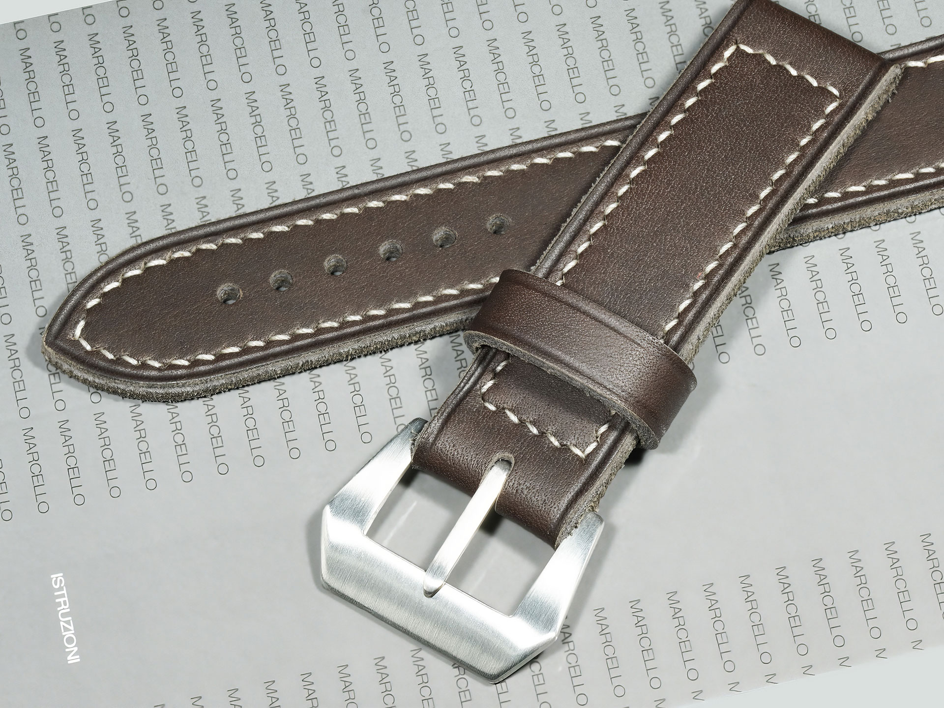 Seitenansicht vom Black Pre-V Panerai Strap mit 4,3mm Stärke