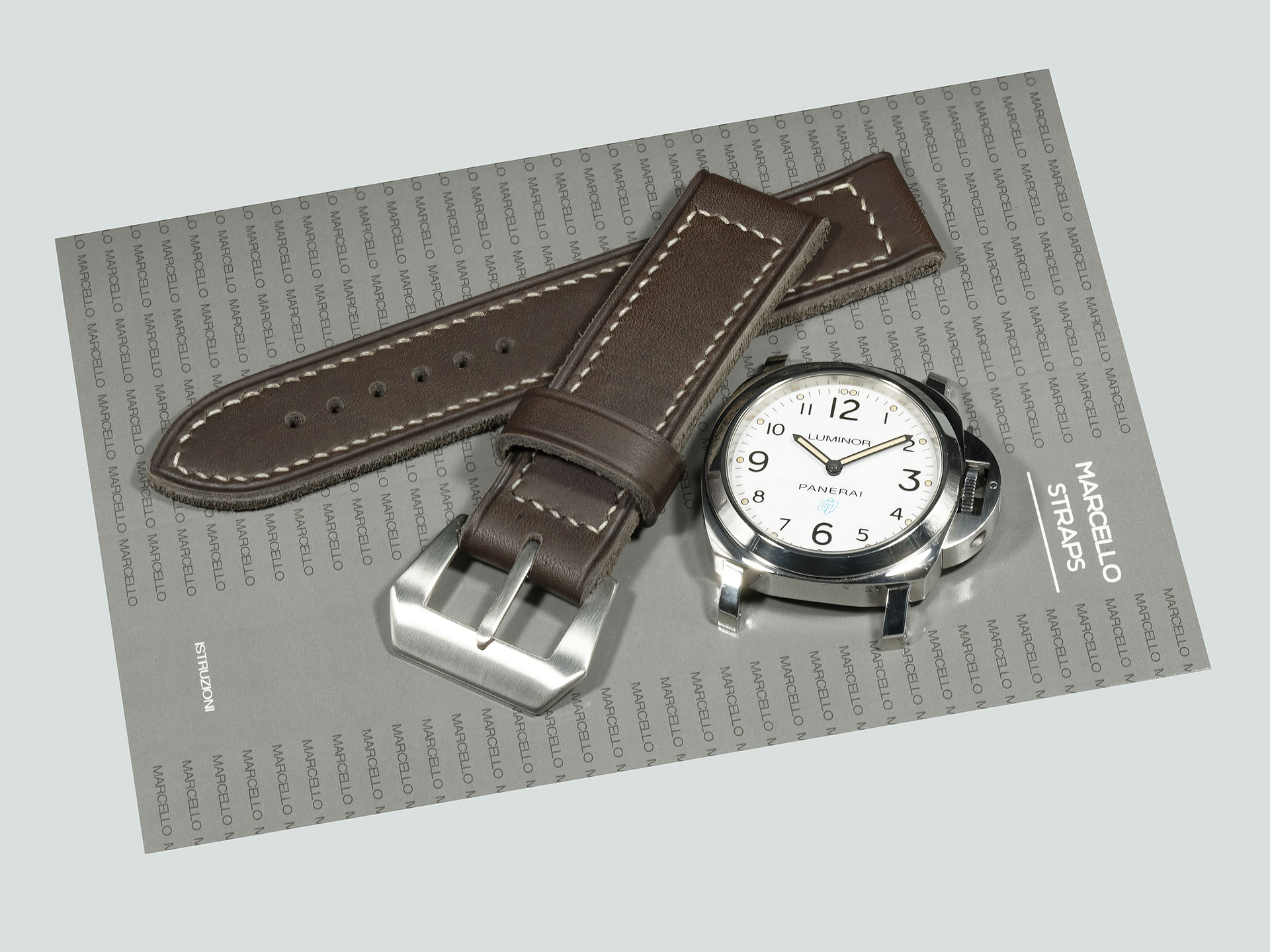 Black Pre-V Panerai Strap en cuero negro mate con costuras en crema