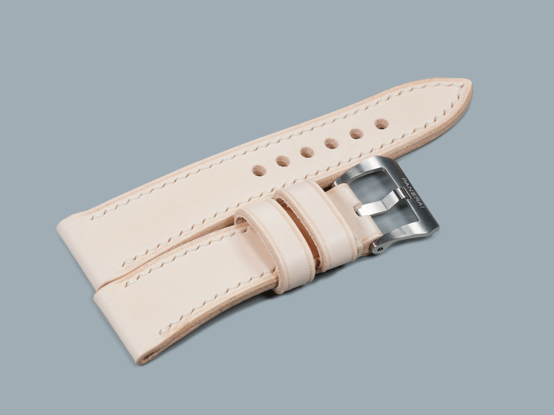 Light tan vegetable tanned leather Radiomir strap close up