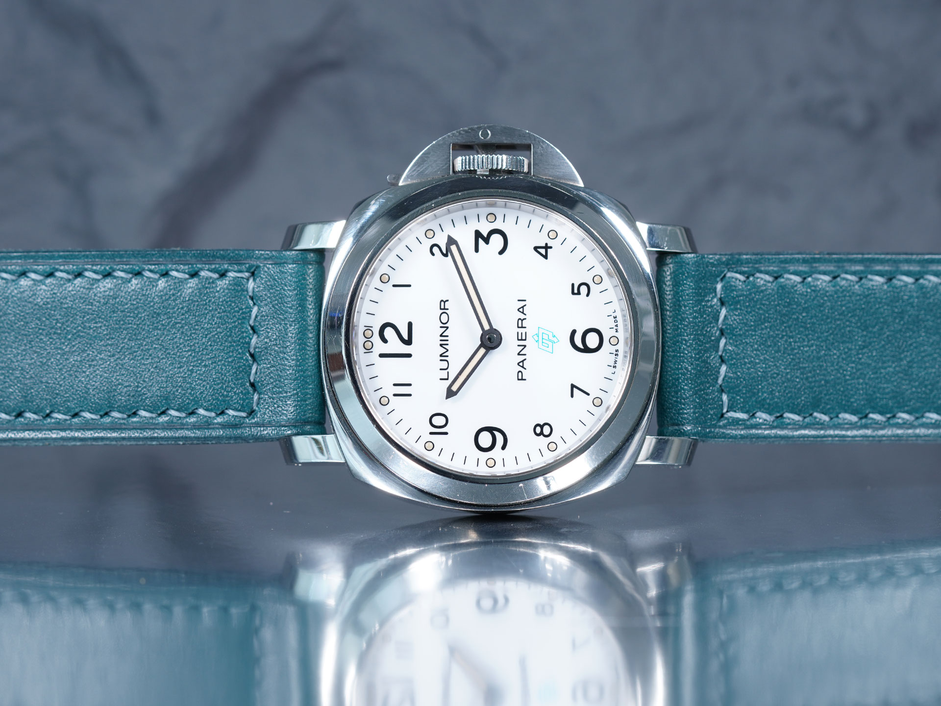 Pre-v style pin buckle detail on a green Luminor strap