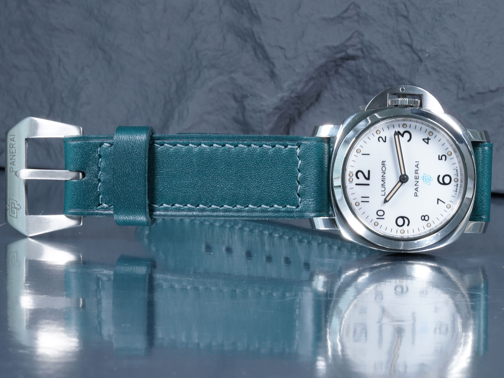 44mm Panerai Luminor strap in green, buckle end close-up