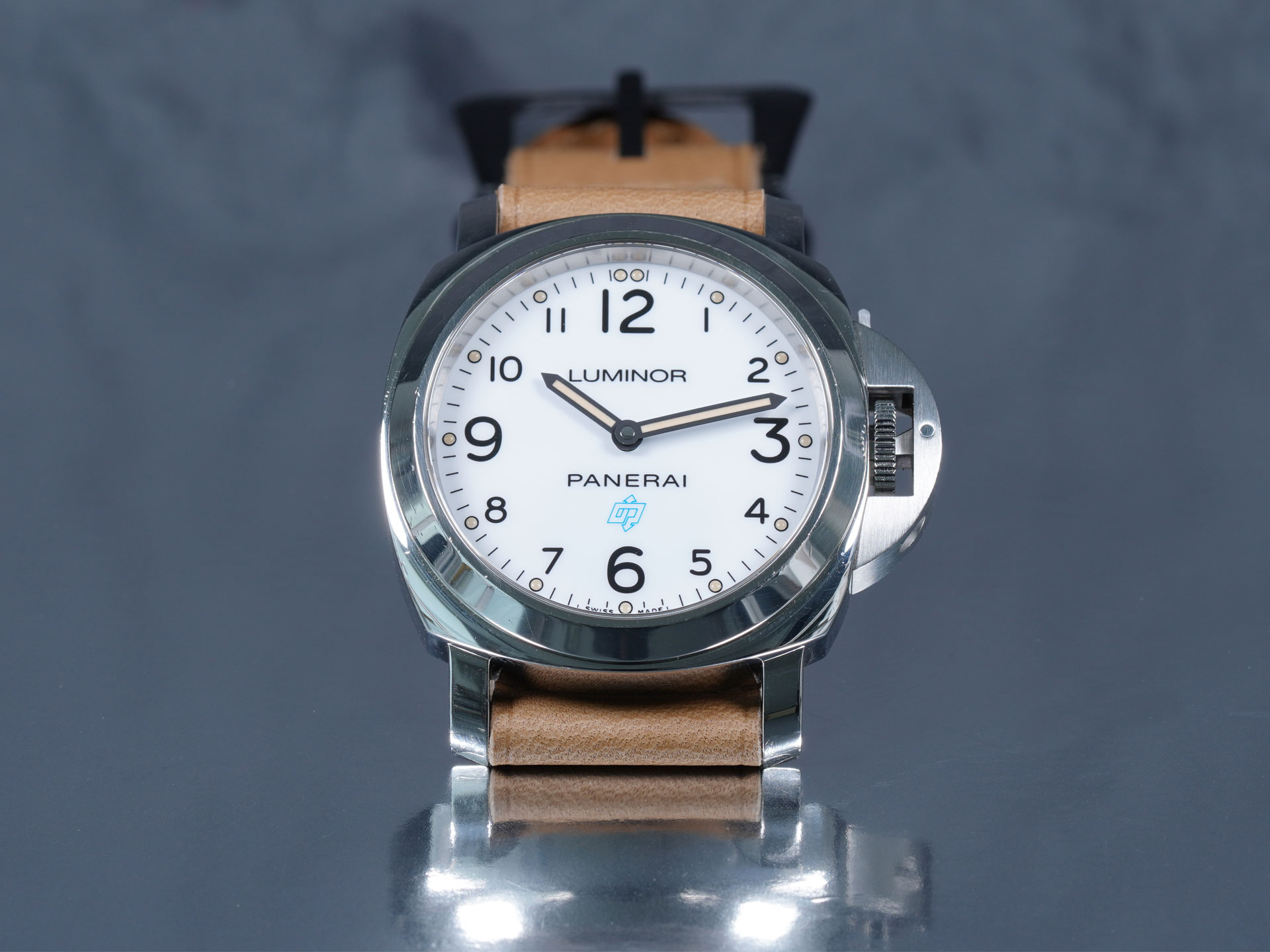 Buckle-side profile of the tan 44mm strap, vintage inspired