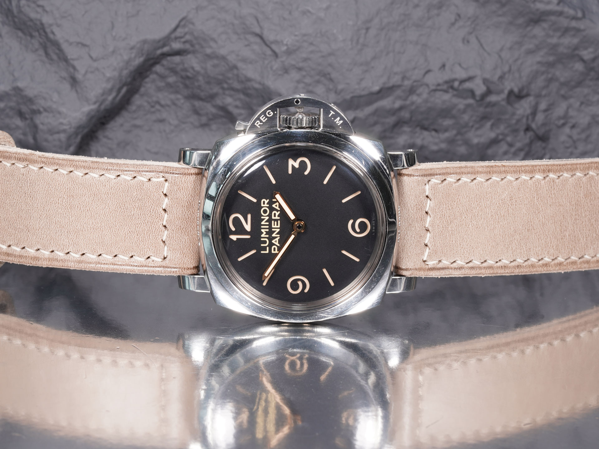 26mm grey Panerai Luminor strap with brushed screw-in Pre-V buckle.