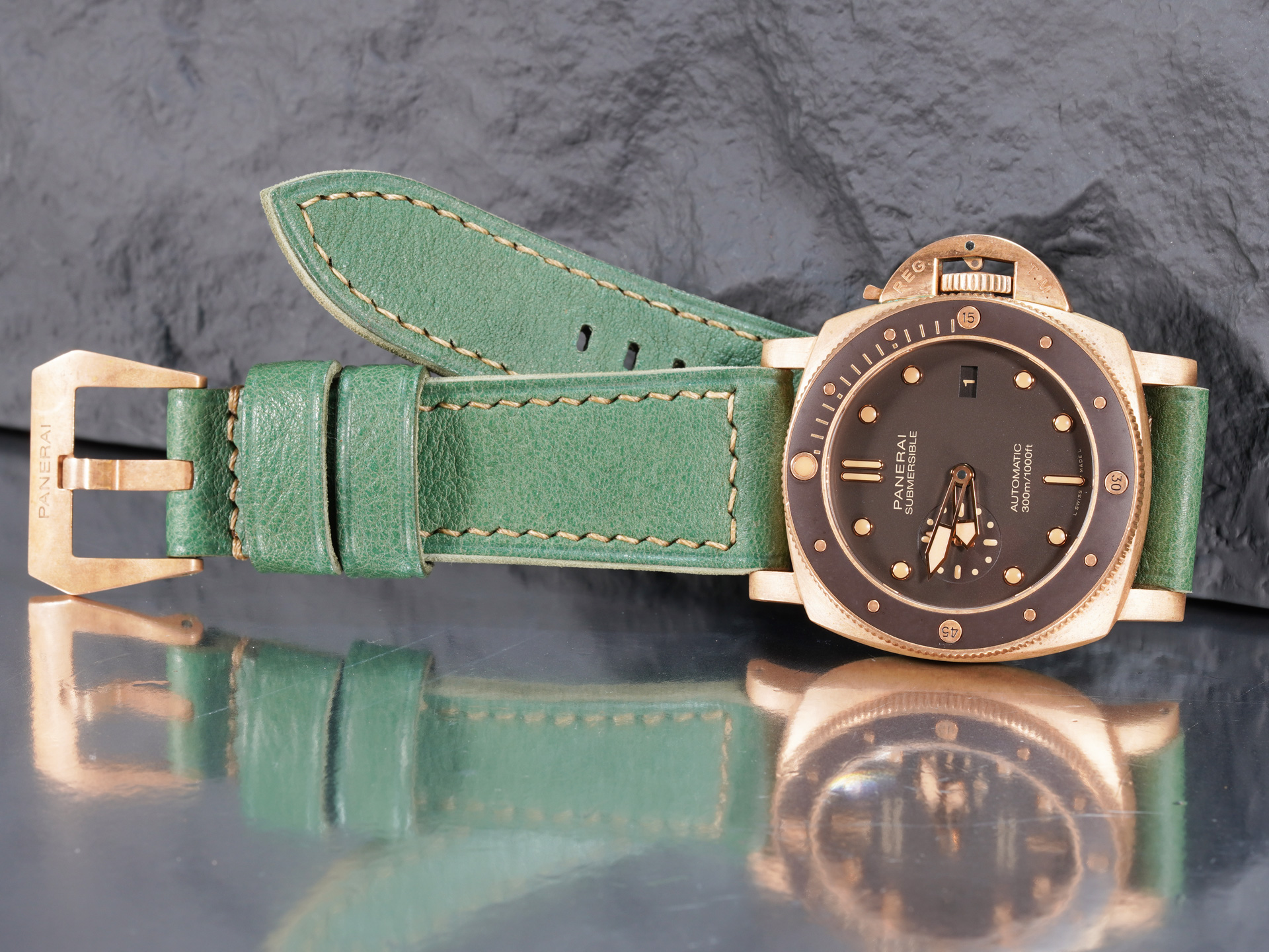 macro-detail-handcrafted-green-strap-bronze-panerai-submersible-marcello