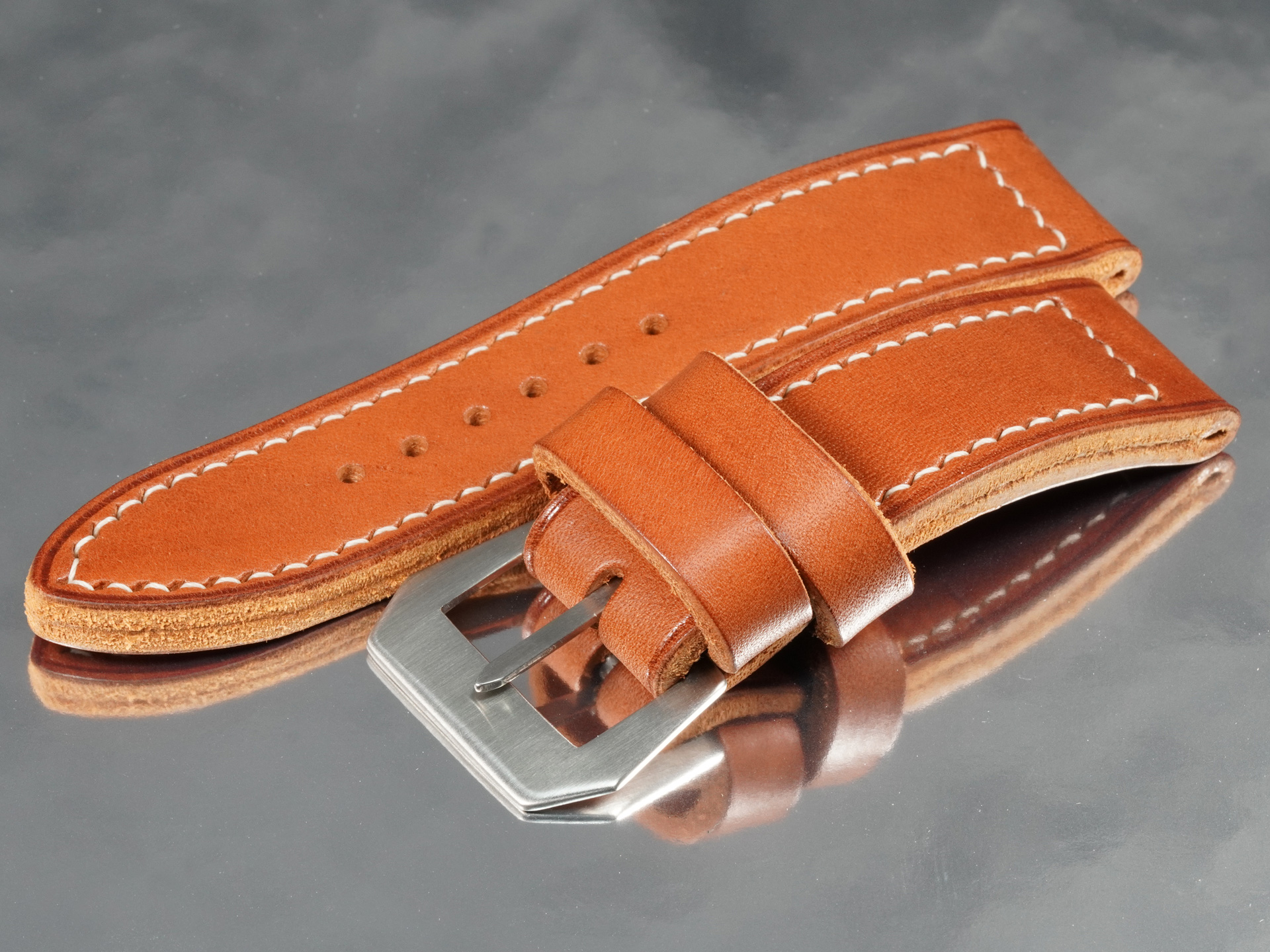 Marcello Straps thick Panerai strap in 5mm pull-up leather mounted on 47mm PAM 372 Luminor