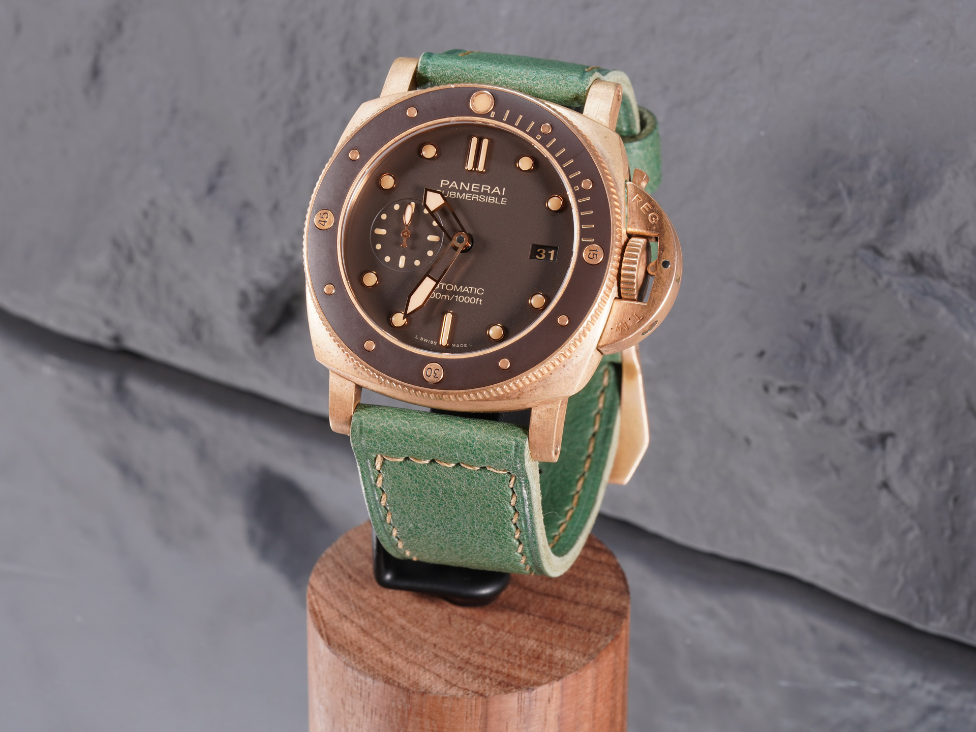 47mm-panerai-submersible-bronzo-pam-968-custom-green-calfskin-strap