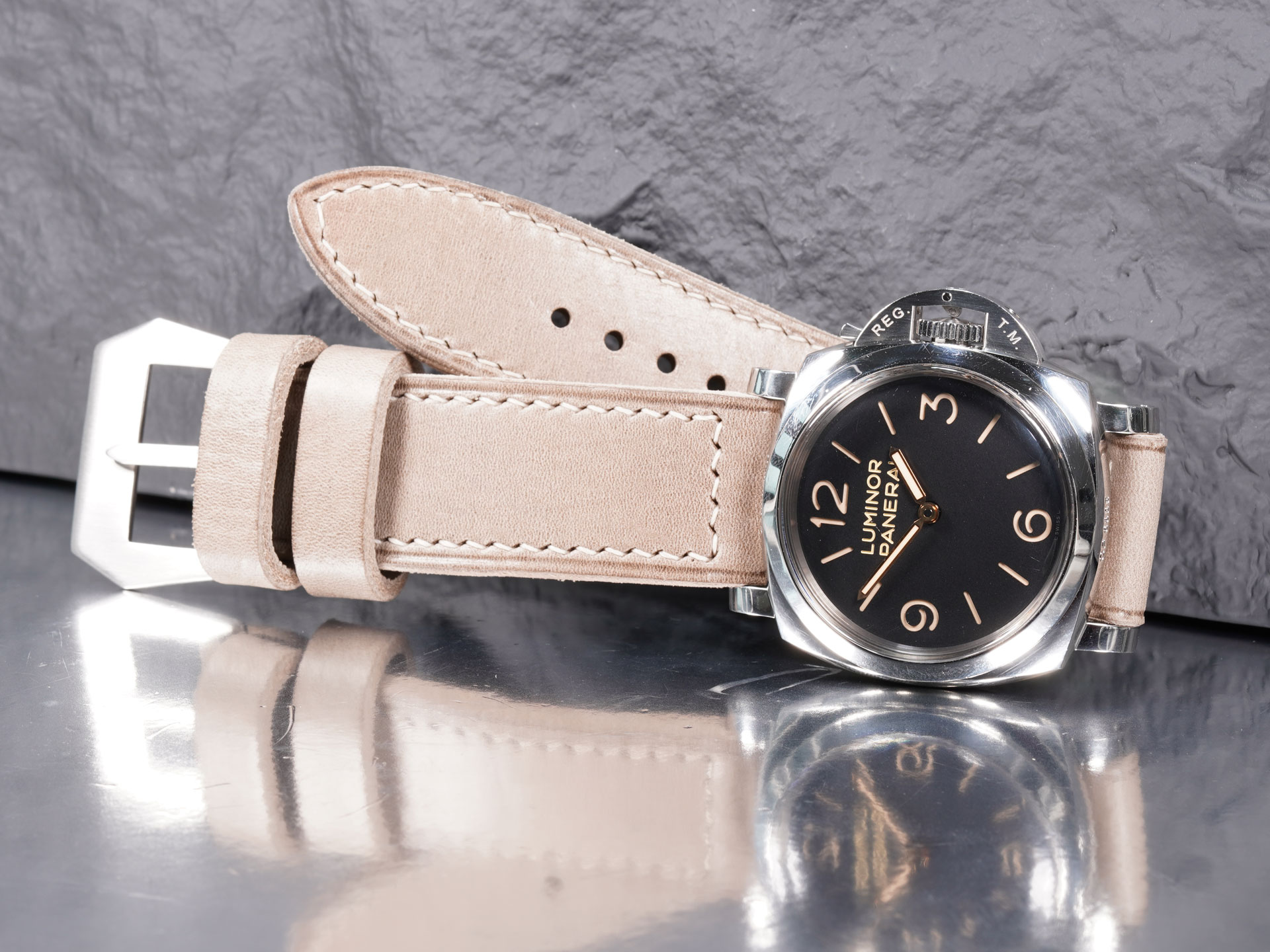 Complete package: Unmounted Jumbo grey Panerai Luminor strap 26mm beside 47mm case.