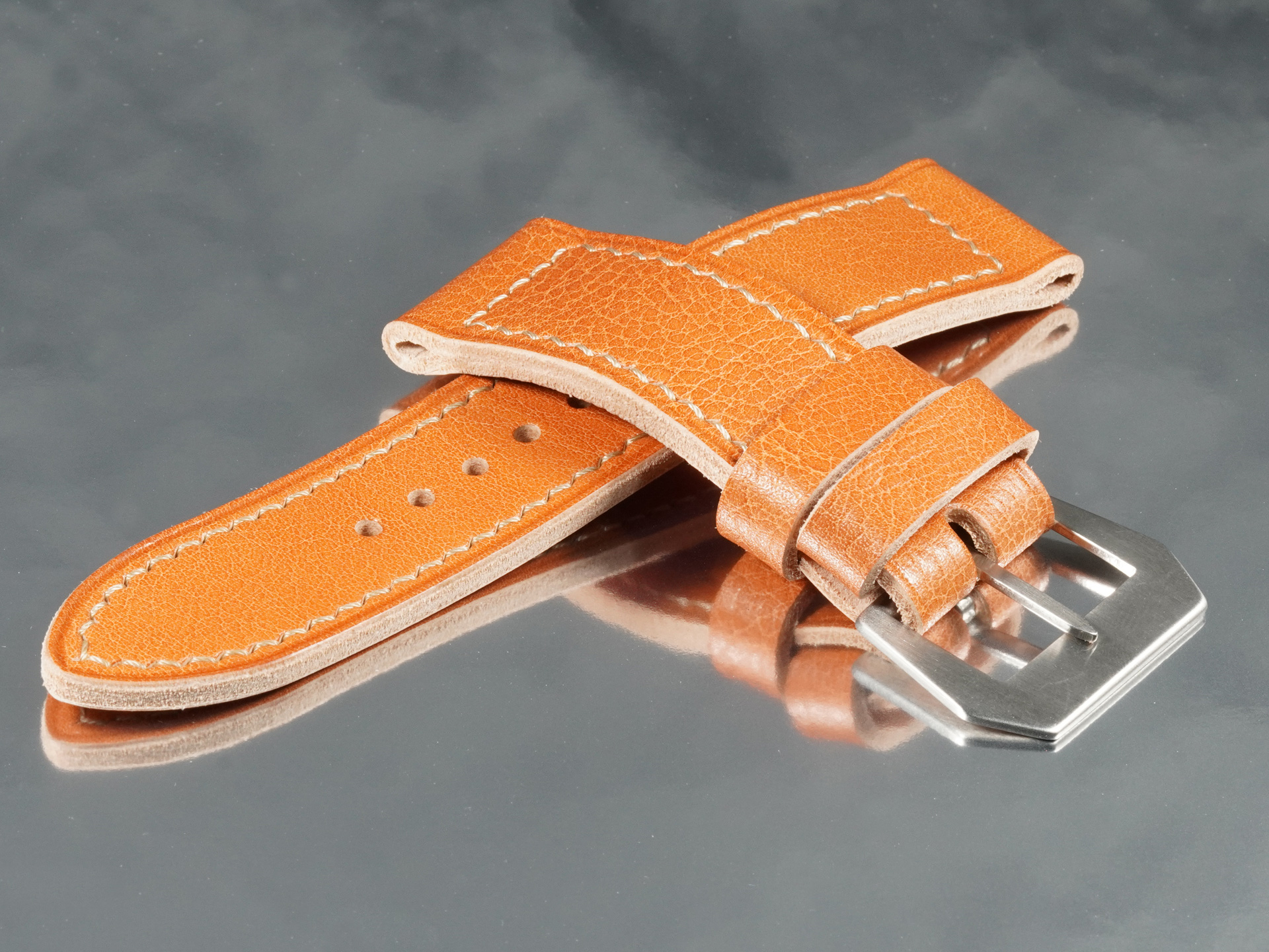 vintage-style-tan-leather-strap-panerai-47mm-luminor