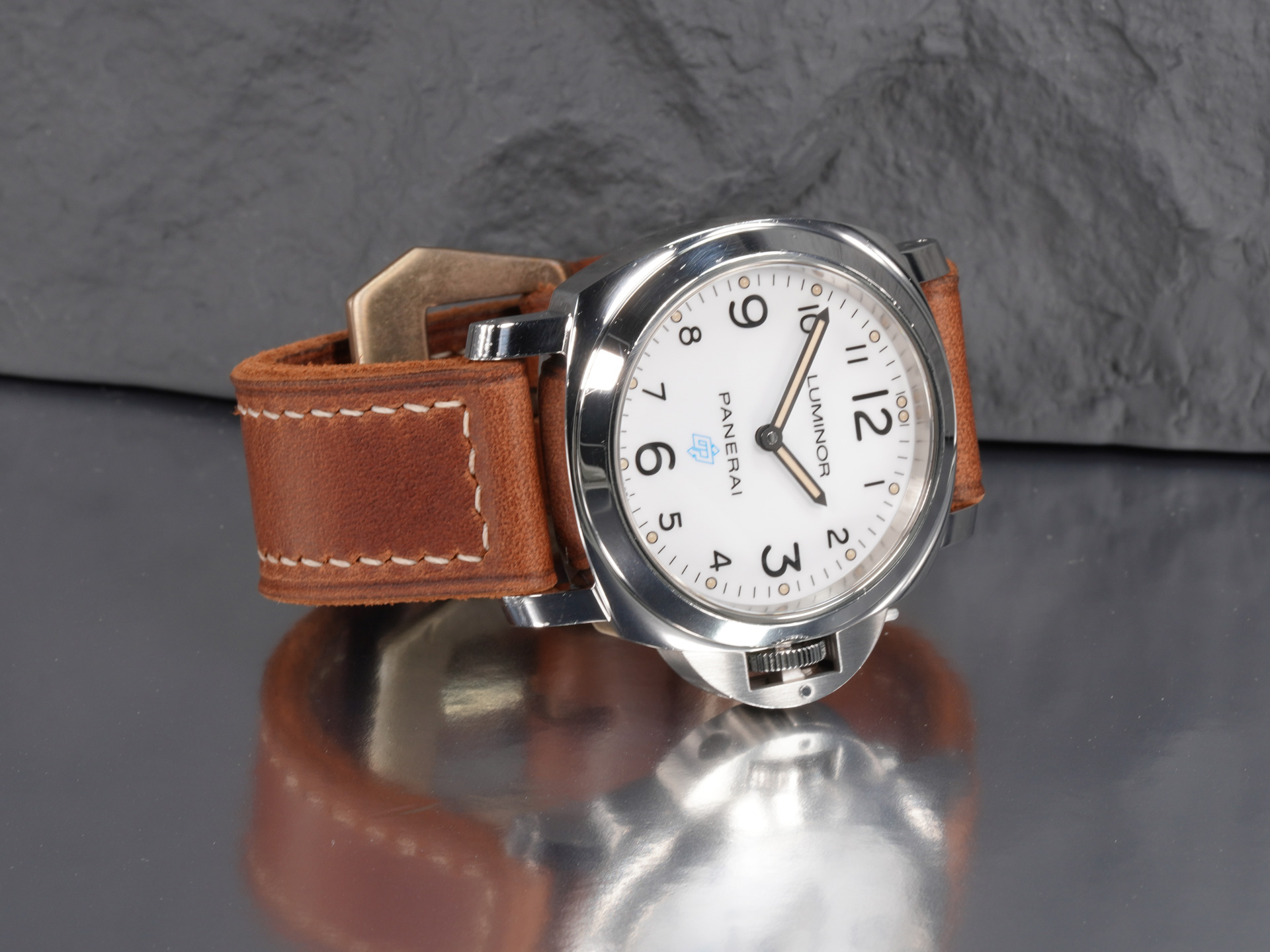 Unmounted rust brown leather strap for 44mm Panerai Luminor case