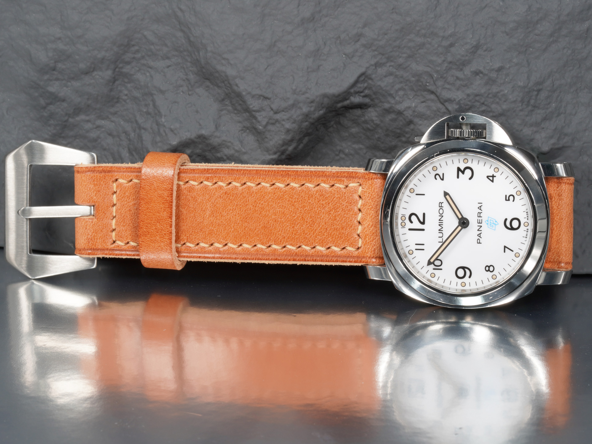 thick-tan-vintage-style-strap-mounted-on-panerai-luminor-base-44mm