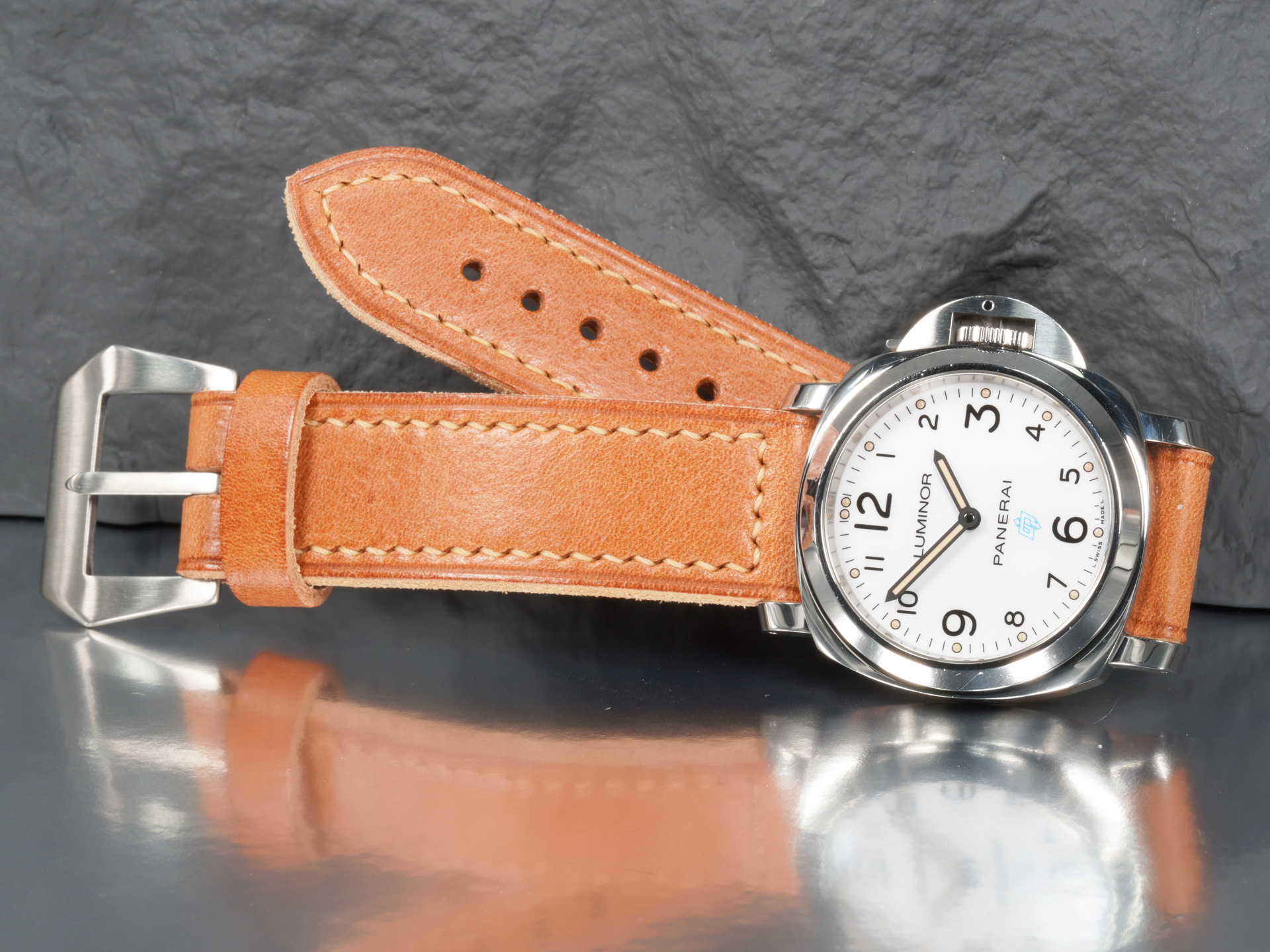 macro-texture-gloss-tan-handcrafted-panerai-strap-pam00111