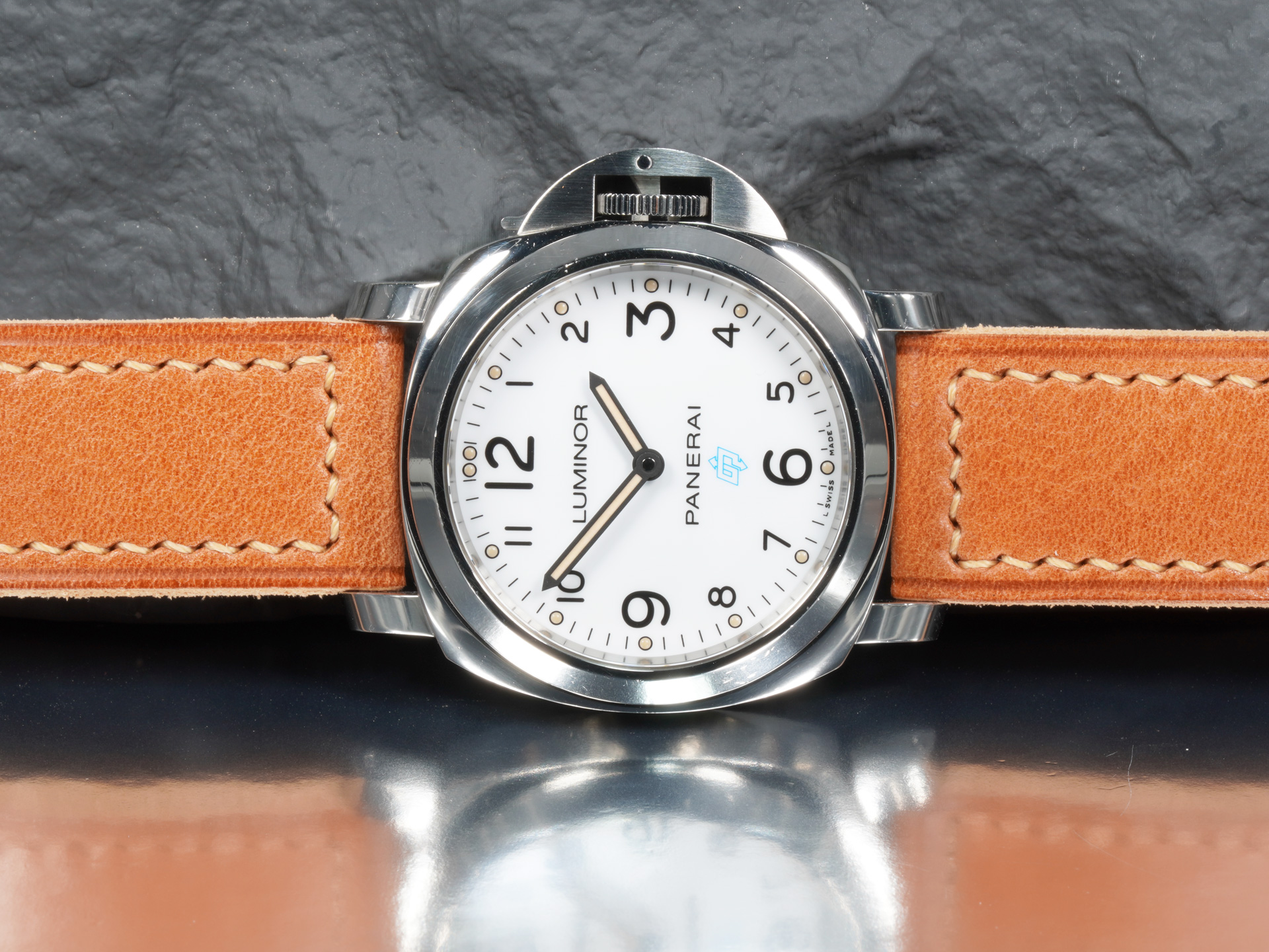 side-profile-thick-tan-panerai-strap-44mm-panerai-luminor-pam00775